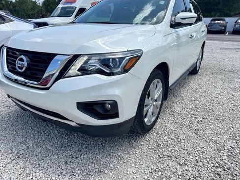 Used 2019 Nissan Pathfinder SL w/ SL Premium Package FWD image 9