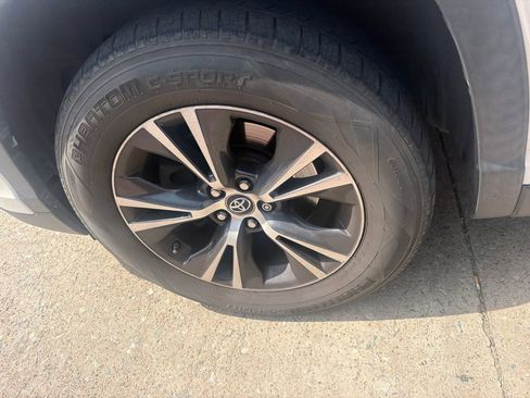 Used 2019 Toyota Highlander Plus FWD image 12