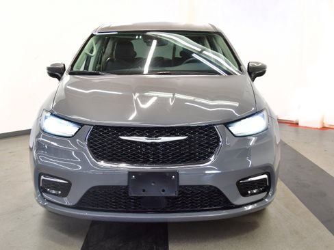 Used 2023 Chrysler Pacifica Touring-L FWD image 3