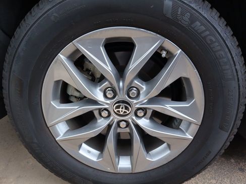 Used 2021 Toyota Sienna XLE image 17