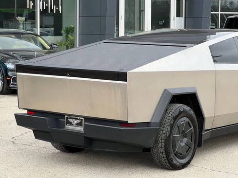 Used 2024 Tesla Cybertruck AWD Crew Cab image 9