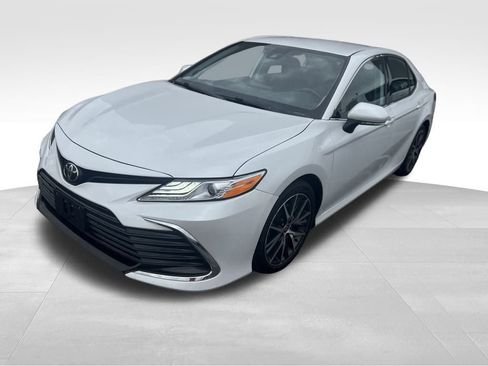 Used 2021 Toyota Camry XLE image 2