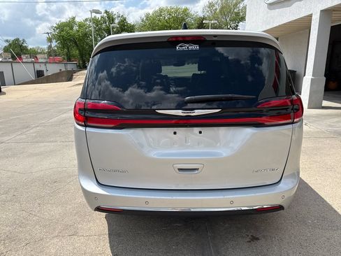 Used 2024 Chrysler Pacifica Limited FWD image 4