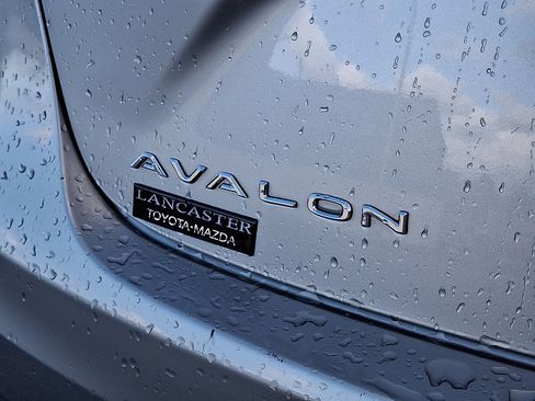 Used 2016 Toyota Avalon Limited image 8