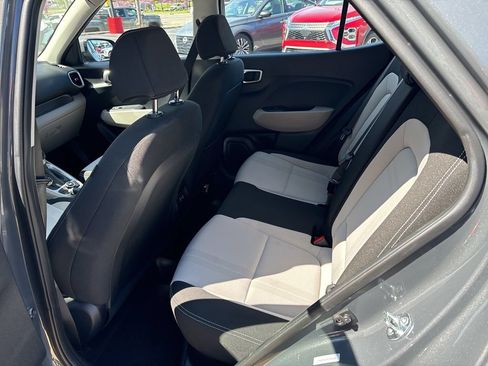 Used 2025 Hyundai Venue SEL FWD image 12