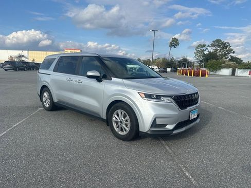 Used 2022 Kia Carnival LX image 2