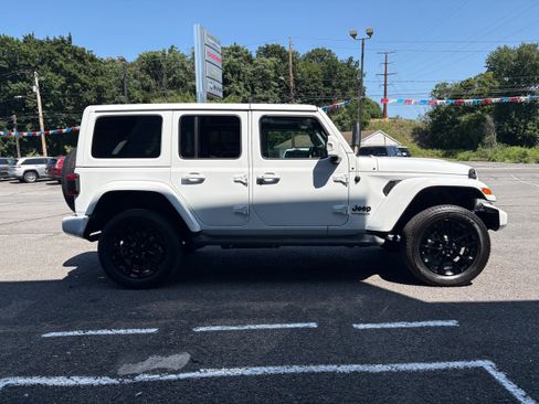 Certified 2022 Jeep Wrangler Unlimited Sahara AWD/4WD image 6