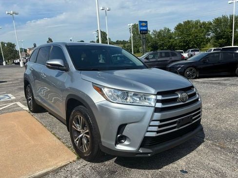 Used 2019 Toyota Highlander LE AWD/4WD image 3