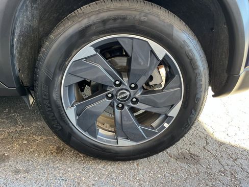 Used 2025 Nissan Rogue SV image 32