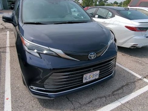 Used 2022 Toyota Sienna Platinum AWD/4WD image 6