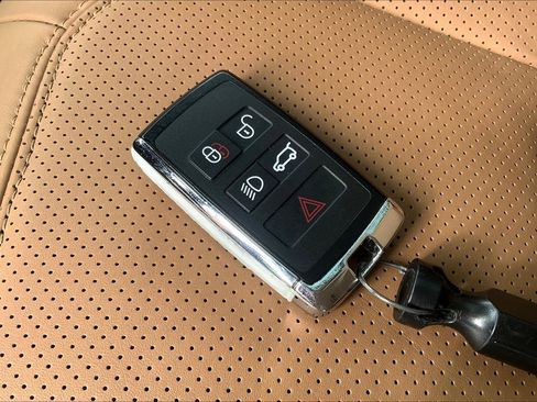 Used 2025 Land Rover Defender 110 S image 13