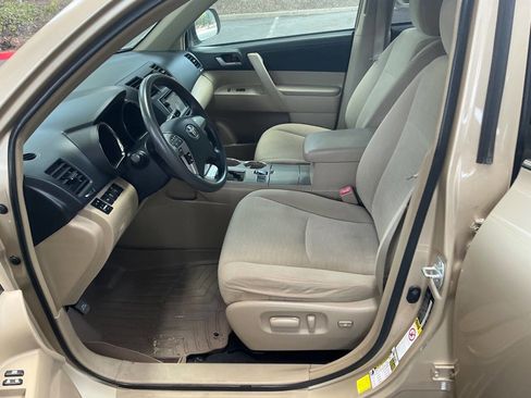 Used 2013 Toyota Highlander Plus FWD image 11