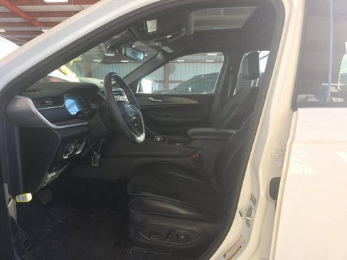 Used 2025 Jeep Grand Cherokee Altitude image 4