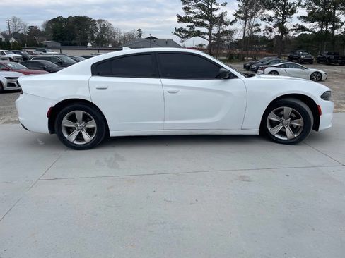 Used 2017 Dodge Charger SXT RWD image 9