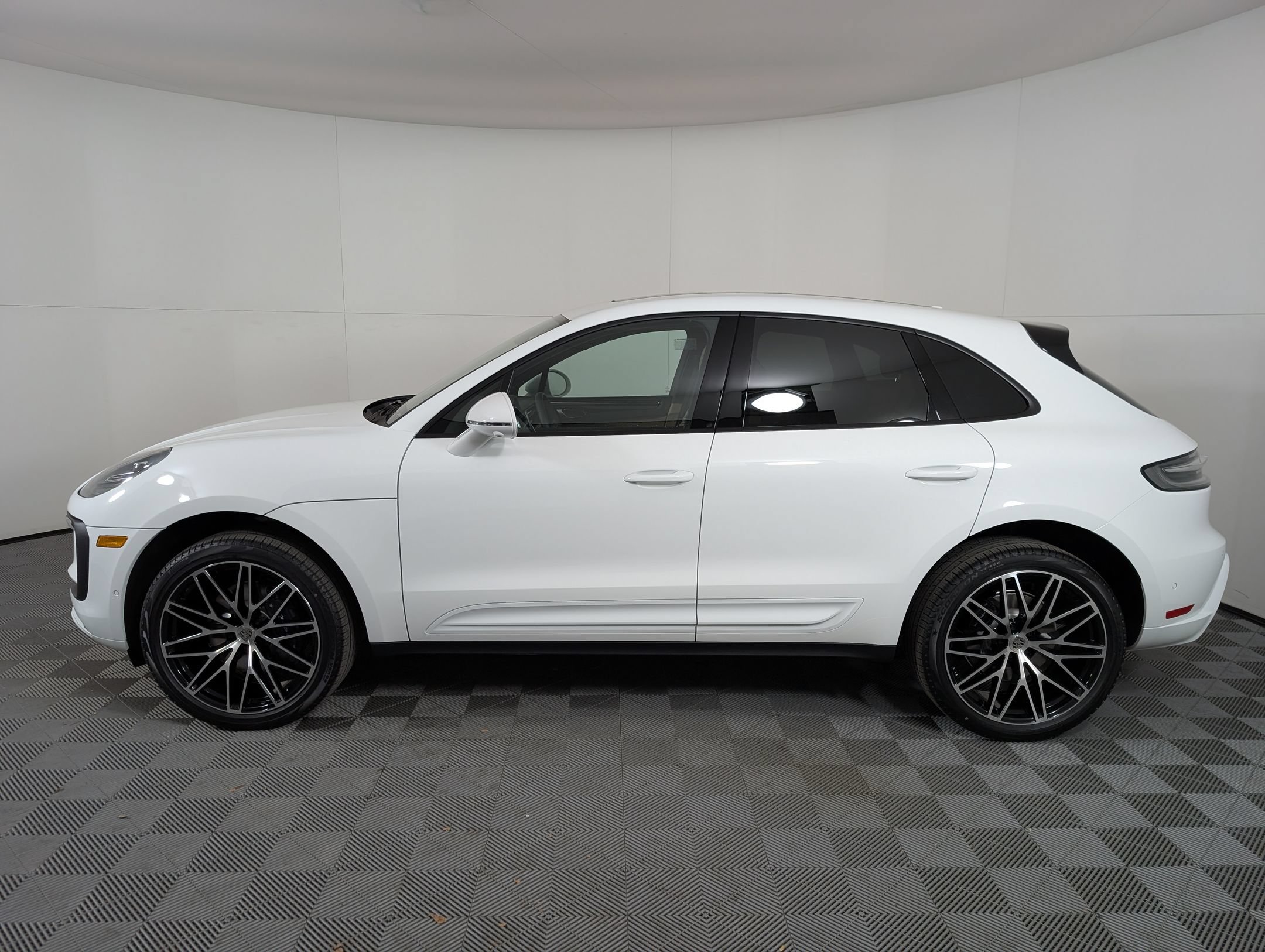 Certified 2026 Porsche Macan AWD/4WD image 2