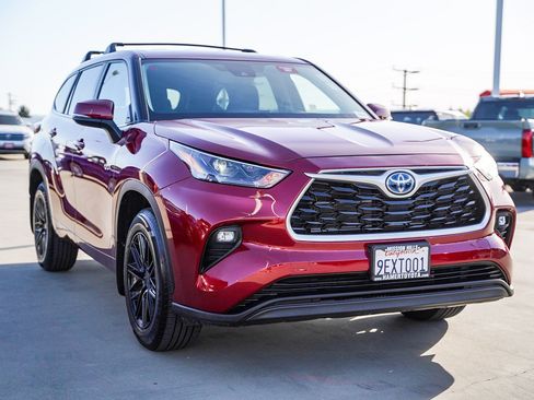 Certified 2023 Toyota Highlander LE image 3