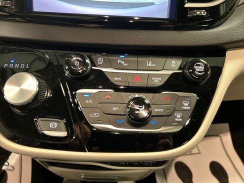 Used 2024 Chrysler Pacifica Touring-L image 19