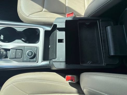 Used 2020 Ford Explorer XLT w/ Equipment Group 202A AWD/4WD image 18