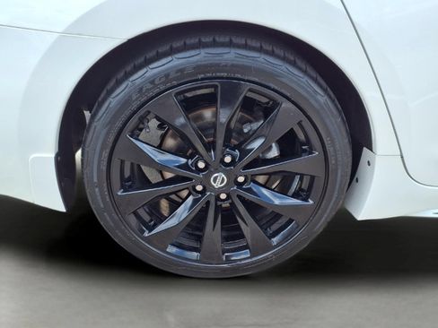 Used 2021 Nissan Maxima SR w/ Sport Mat Group FWD image 9