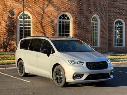 New 2026 Chrysler Pacifica Select