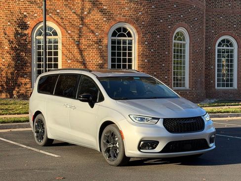 New 2026 Chrysler Pacifica Select image 1