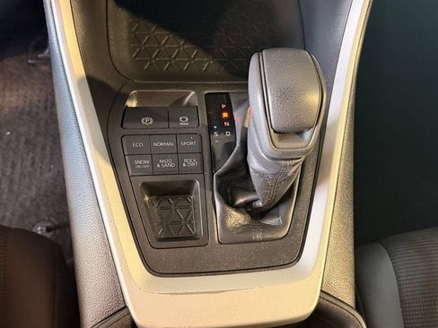 Used 2021 Toyota RAV4 LE AWD/4WD image 25