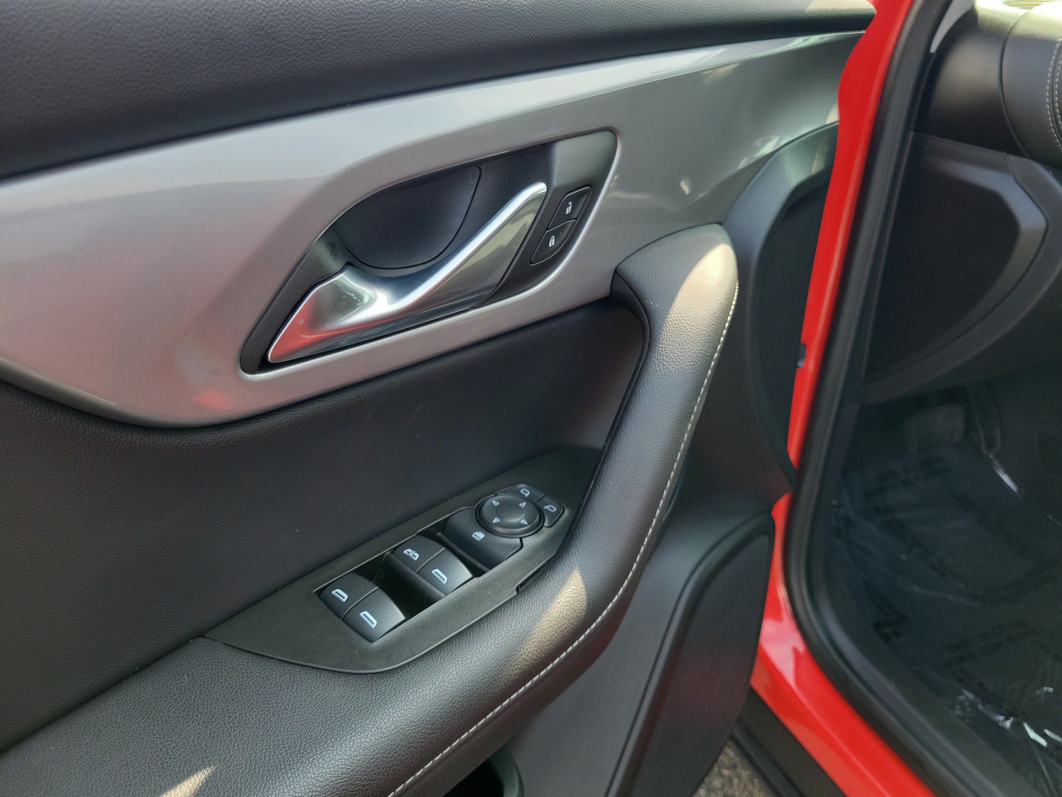 Used 2025 Chevrolet Blazer LT FWD image 18