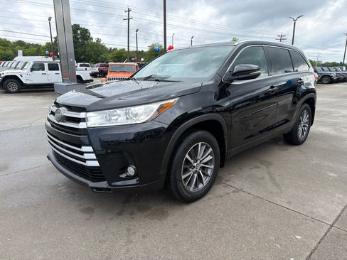 Used 2019 Toyota Highlander XLE AWD/4WD image 4