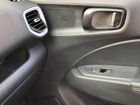 Used 2025 Hyundai Venue Limited FWD image 30
