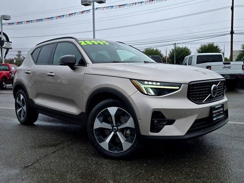 Used 2023 Volvo XC40 B4 Ultimate image 1