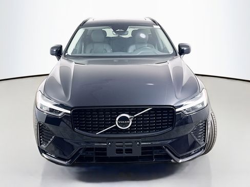 Used 2025 Volvo XC60 B5 Plus image 2