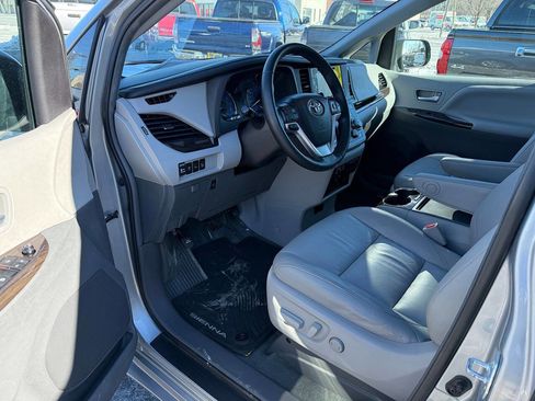 Used 2015 Toyota Sienna XLE Premium image 9