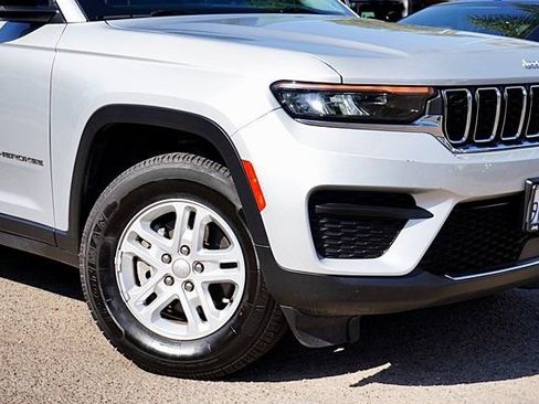 Used 2023 Jeep Grand Cherokee Laredo RWD image 4