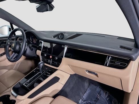 Used 2025 Porsche Macan image 32