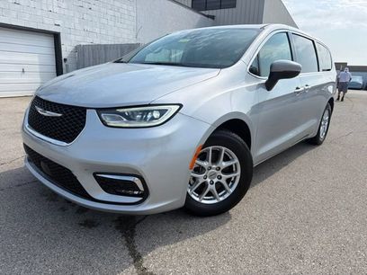 Used 2023 Chrysler Pacifica Touring-L