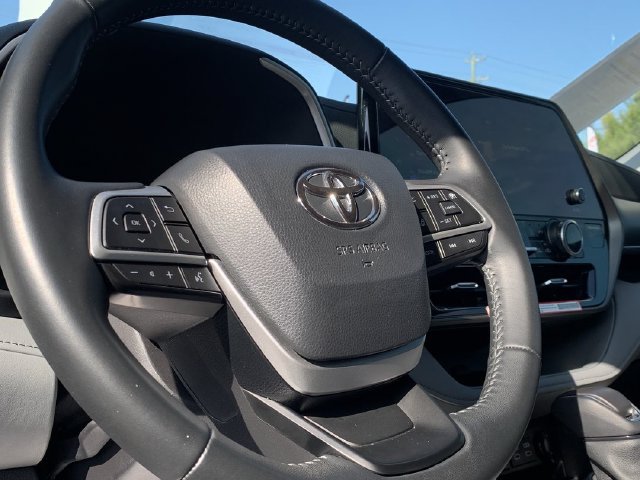 Used 2025 Toyota Highlander XLE FWD image 19
