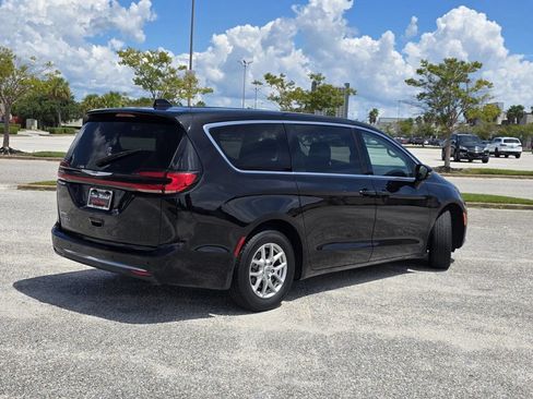 Used 2024 Chrysler Pacifica Touring-L FWD image 5