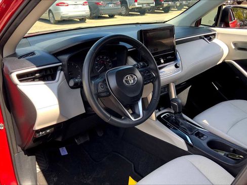 Used 2025 Toyota Corolla Cross LE FWD image 17