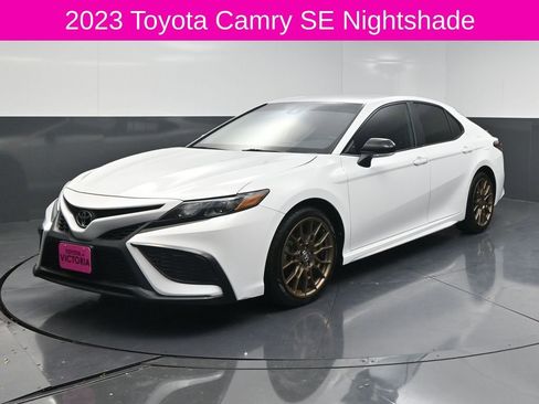 Used 2023 Toyota Camry SE image 2
