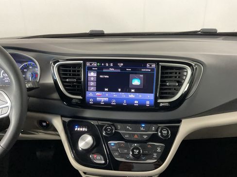 Used 2023 Chrysler Pacifica Touring-L FWD image 13