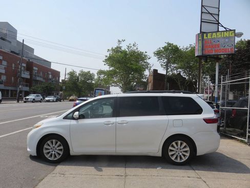 Used 2016 Toyota Sienna Limited Premium FWD image 7