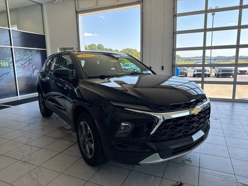Used 2025 Chevrolet Blazer LT FWD image 3