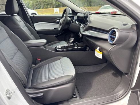 New 2025 Chevrolet Trax LT w/ Driver Confidence Package image 9