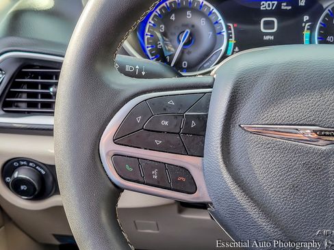 Used 2023 Chrysler Pacifica Touring-L FWD image 14