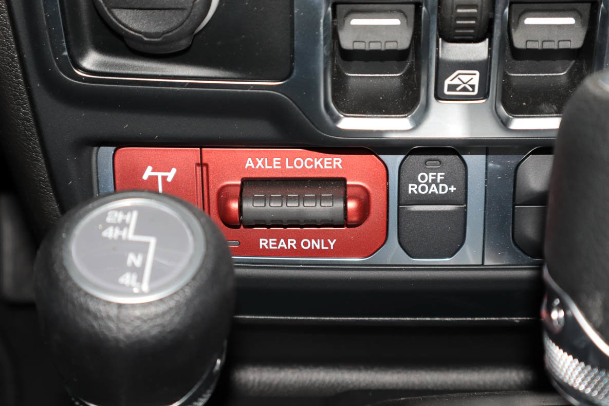 Used 2025 Jeep Gladiator Mojave w/ Convenience Group AWD/4WD image 11