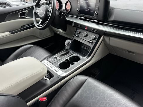 Certified 2024 Kia Carnival LX image 18