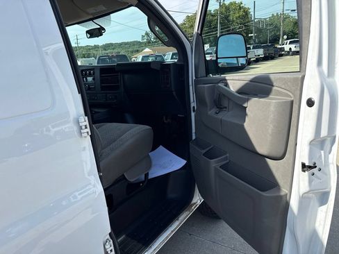 Used 2018 Chevrolet Express 3500 w/ Driver Convenience Package RWD image 33
