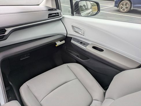 New 2026 Toyota Sienna XLE FWD image 17