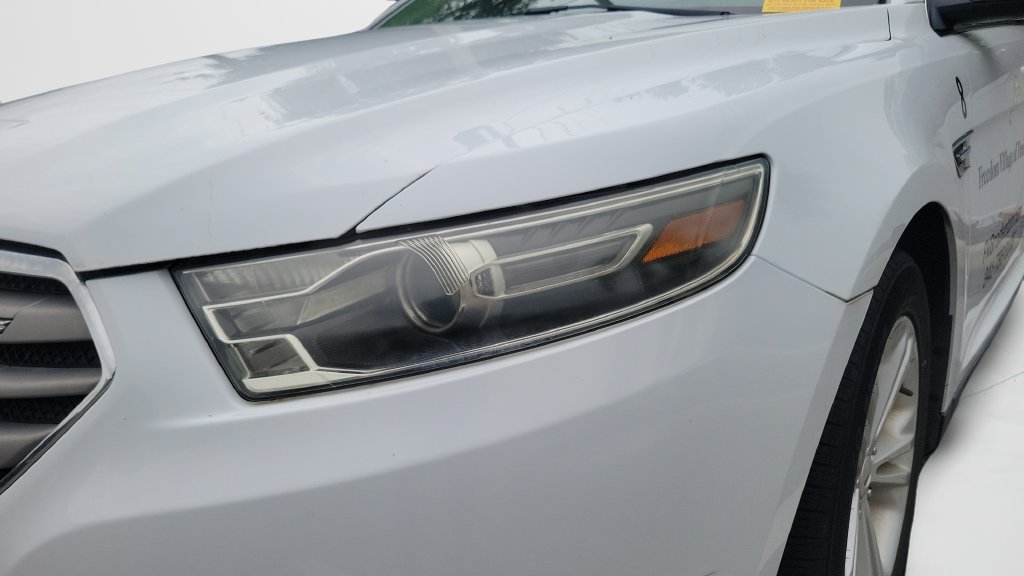 Used 2015 Ford Taurus SEL FWD image 2