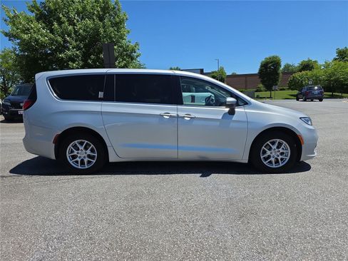 Used 2023 Chrysler Pacifica Touring-L FWD image 3